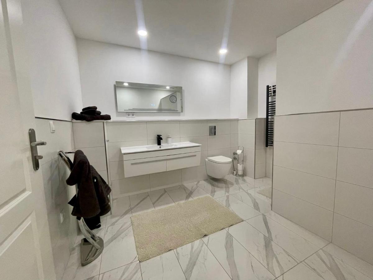 Easystay#4 Home Cinema Ferienwohnung In Kliniknaehe Mit Balkon, Boxspringbett & Netflix Bad Oeynhausen Buitenkant foto